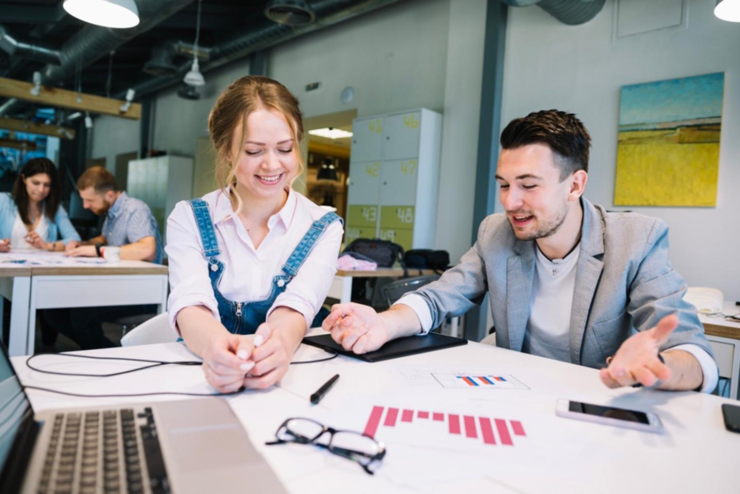Professionelles Training für Finanzkommunikation in modernem Seminarraum