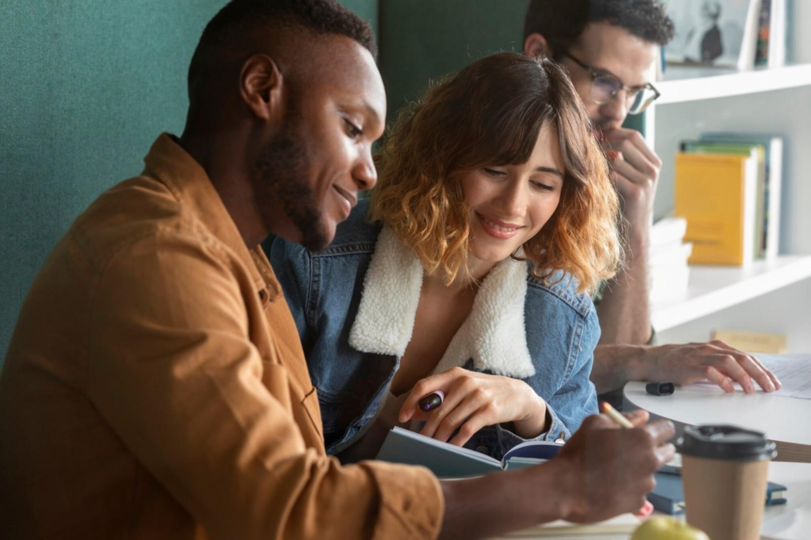 Interaktive Gruppenarbeit während Finanzworkshop